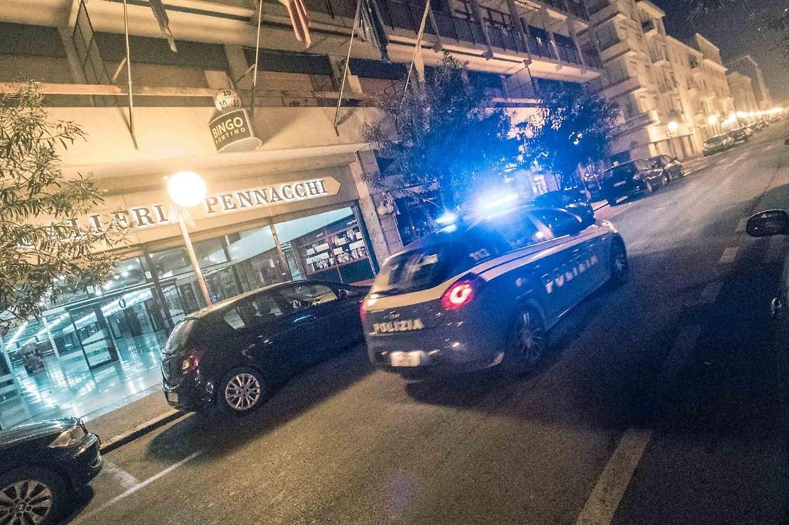 Caos in centro e botte agli agenti: rimesso in libert&agrave;