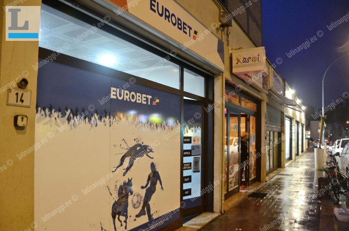 Rapina notturna al centro scommesse, caccia al bandito solitario