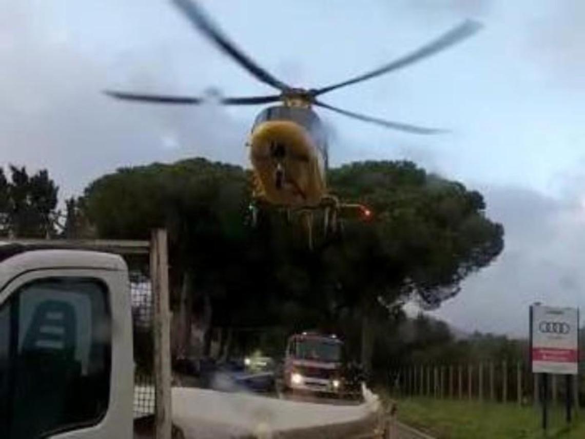 Pauroso incidente fra un suv e un furgone: tre feriti. Arriva l'eliambulanza