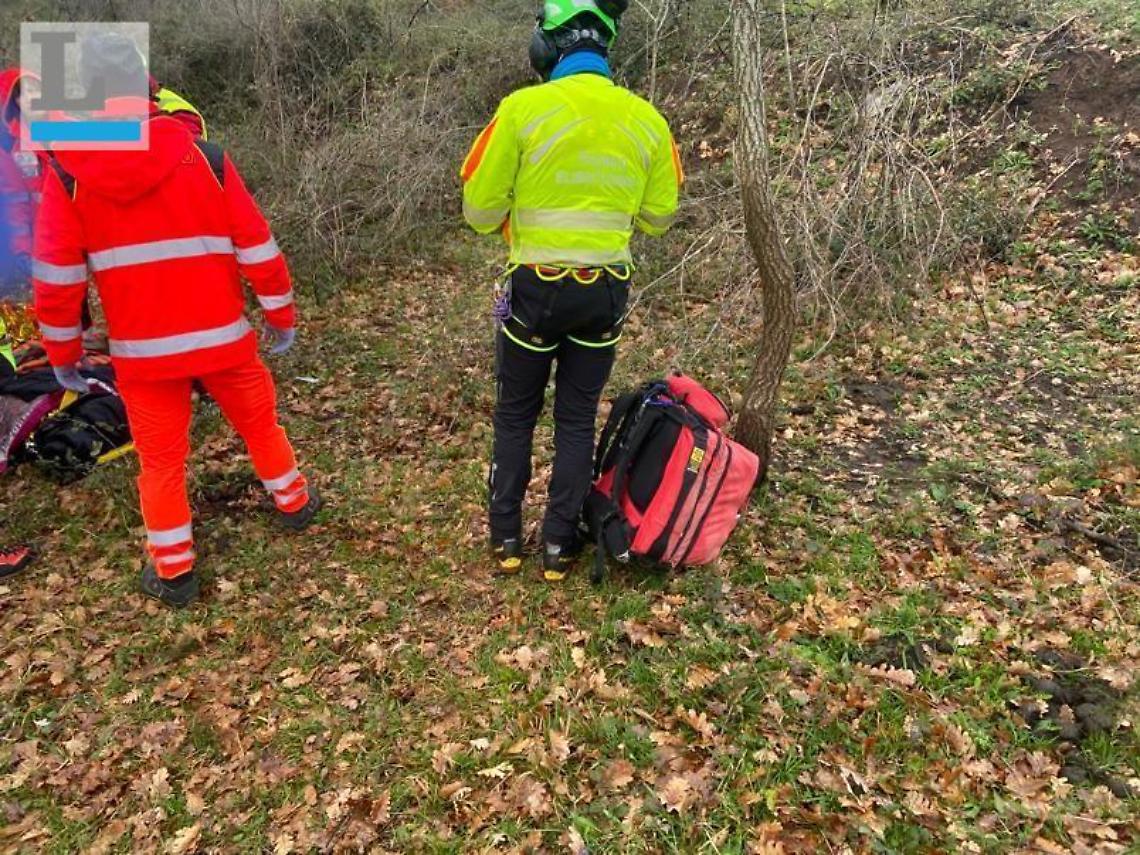 Va a cercare asparagi e cade nella scarpata. Anziano ferito, soccorsi difficili