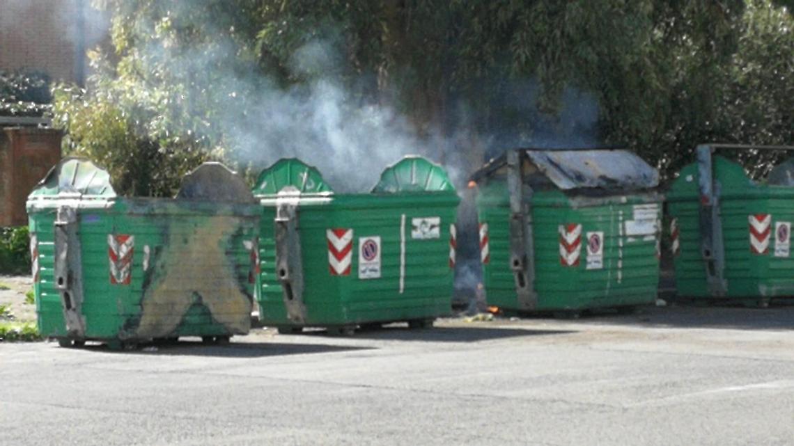 Rifiuti in fiamme all'interno dei cassonetti, la segnalazione dei lettori