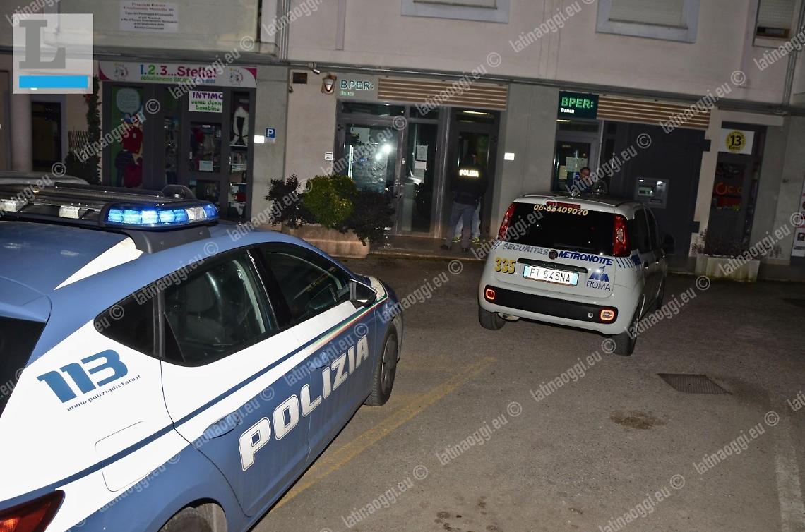 Un buco dal sotterraneo per svaligiare la banca, ma i residenti scoprono tutto