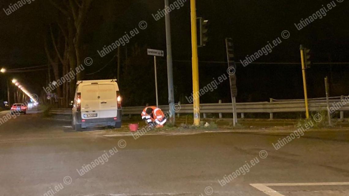 Semaforo rotto, pericolo sull'Appia... e un solo operaio al lavoro