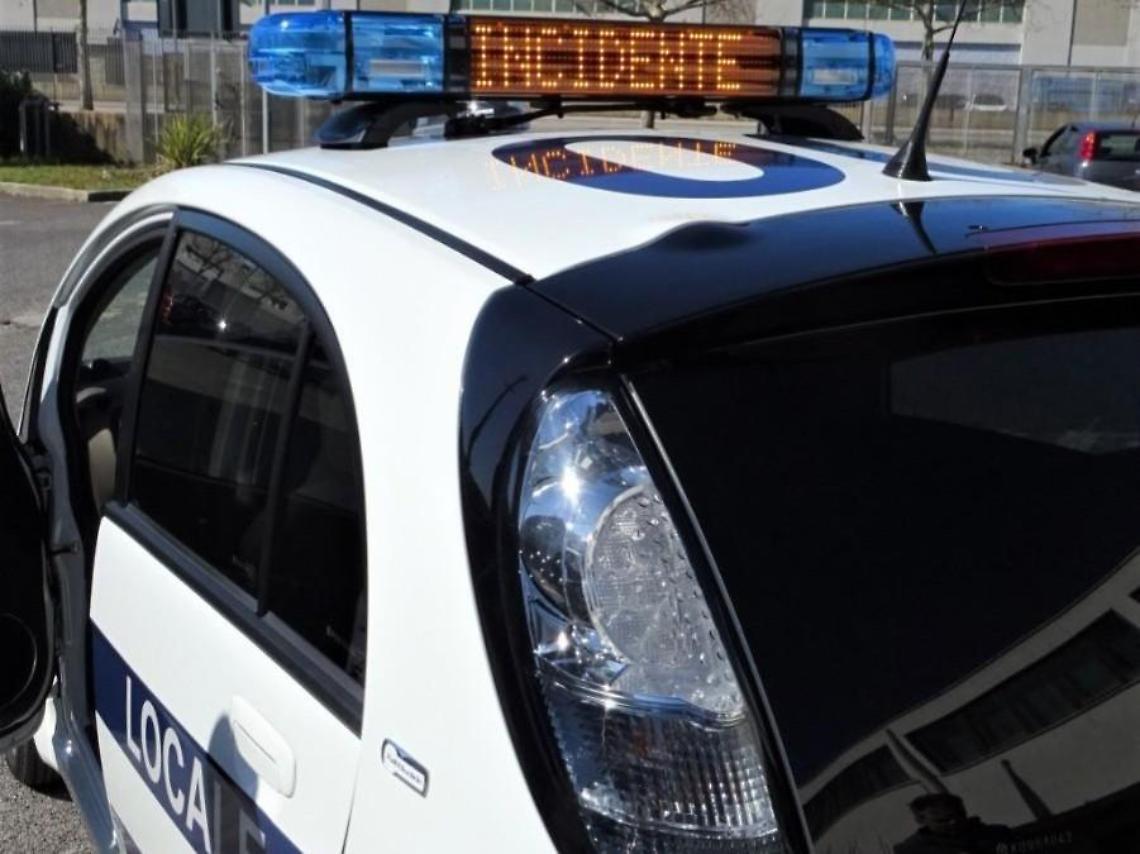 Coinvolto in un incidente stradale, poi scappa: denunciato e patente ritirata