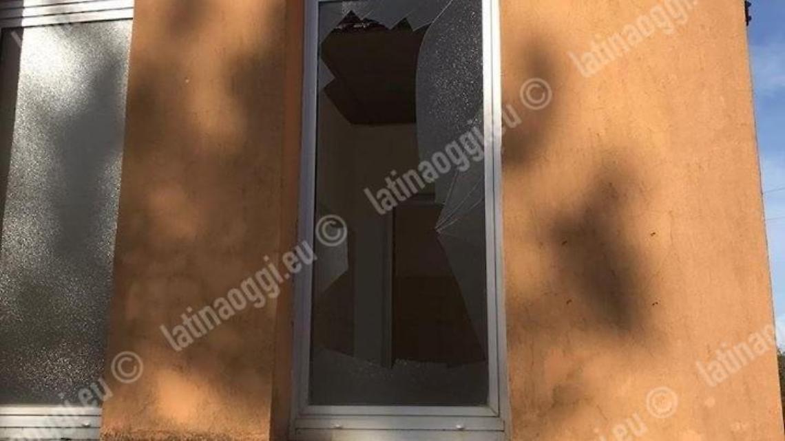 Finestra rotta e citofono rubato, vandali alla scuola