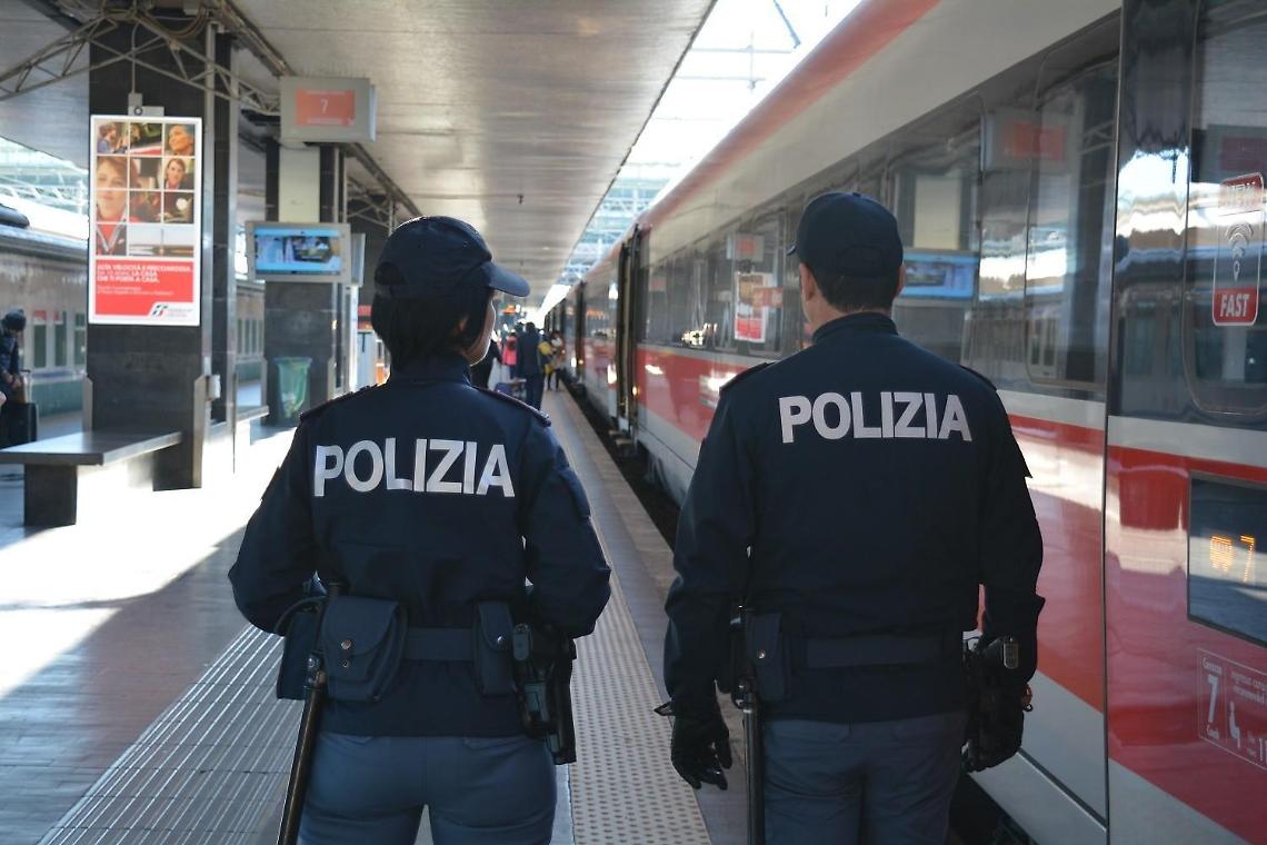 Cerca di disfarsi della droga sul treno, arrestato