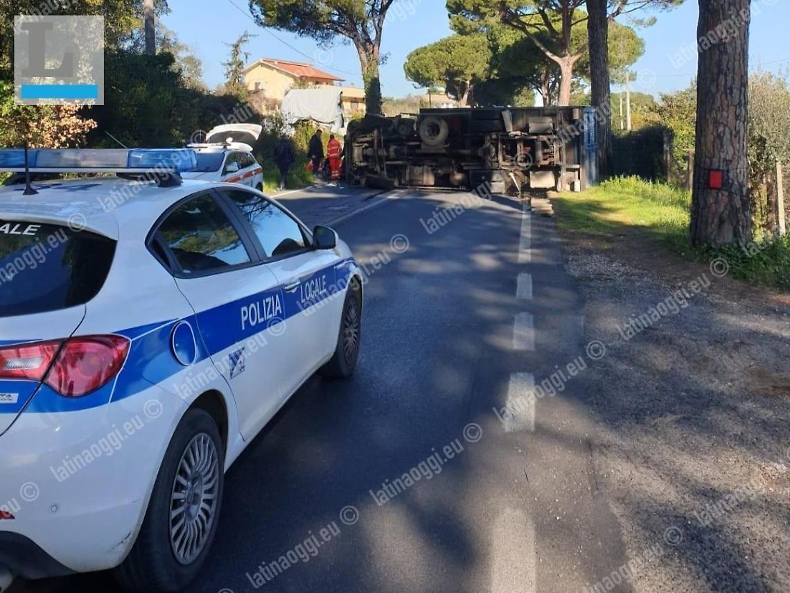 Si ribalta con il camion sull'Appia, ferito un uomo di 33 anni