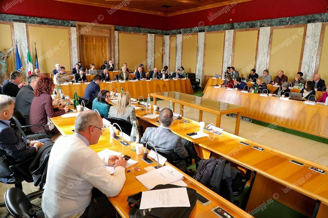 Consigli comunali: a porte chiuse o meglio sospendere tutto?