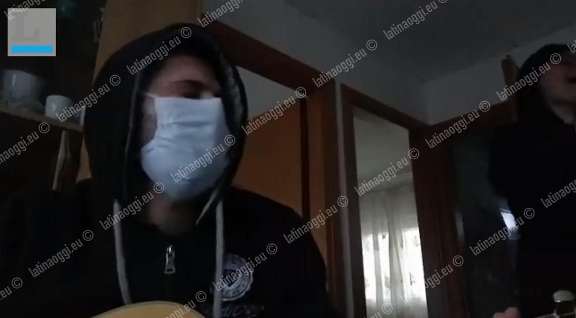 Chitarra, voce e mascherina: il remake di "Primavera" ai tempi del Coronavirus