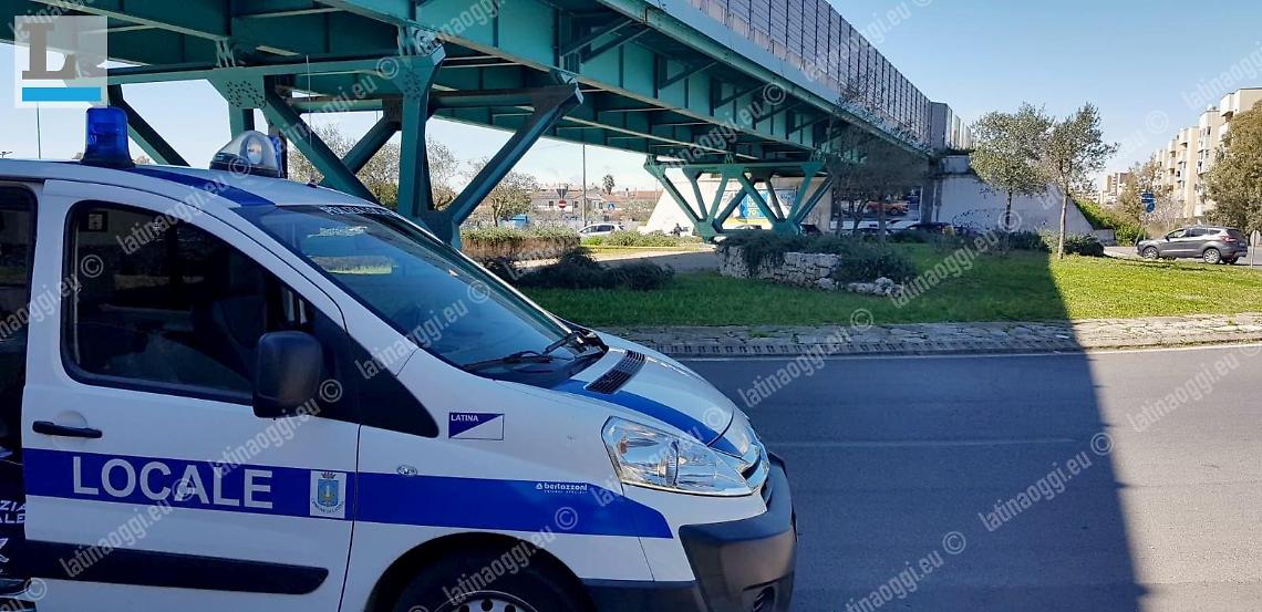 Donna reagisce al controllo della Polizia Locale tossendo in faccia a un agente