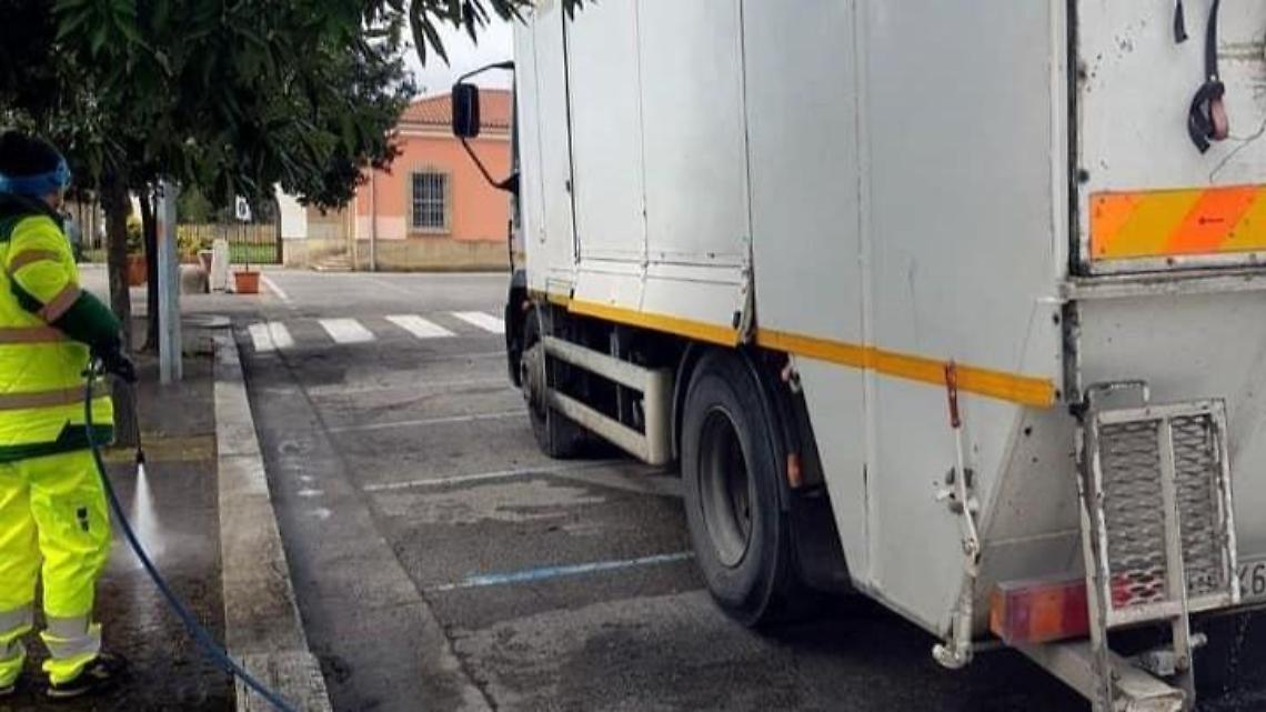 Coronavirus, strade pulite solo con l'acqua. Sanificazione da lunedì