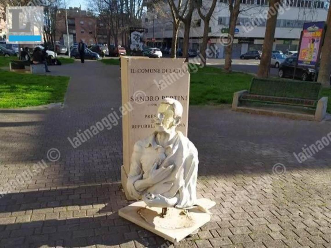 Nessun vandalo: la statua di Pertini rotta accidentalmente durante la pulizia