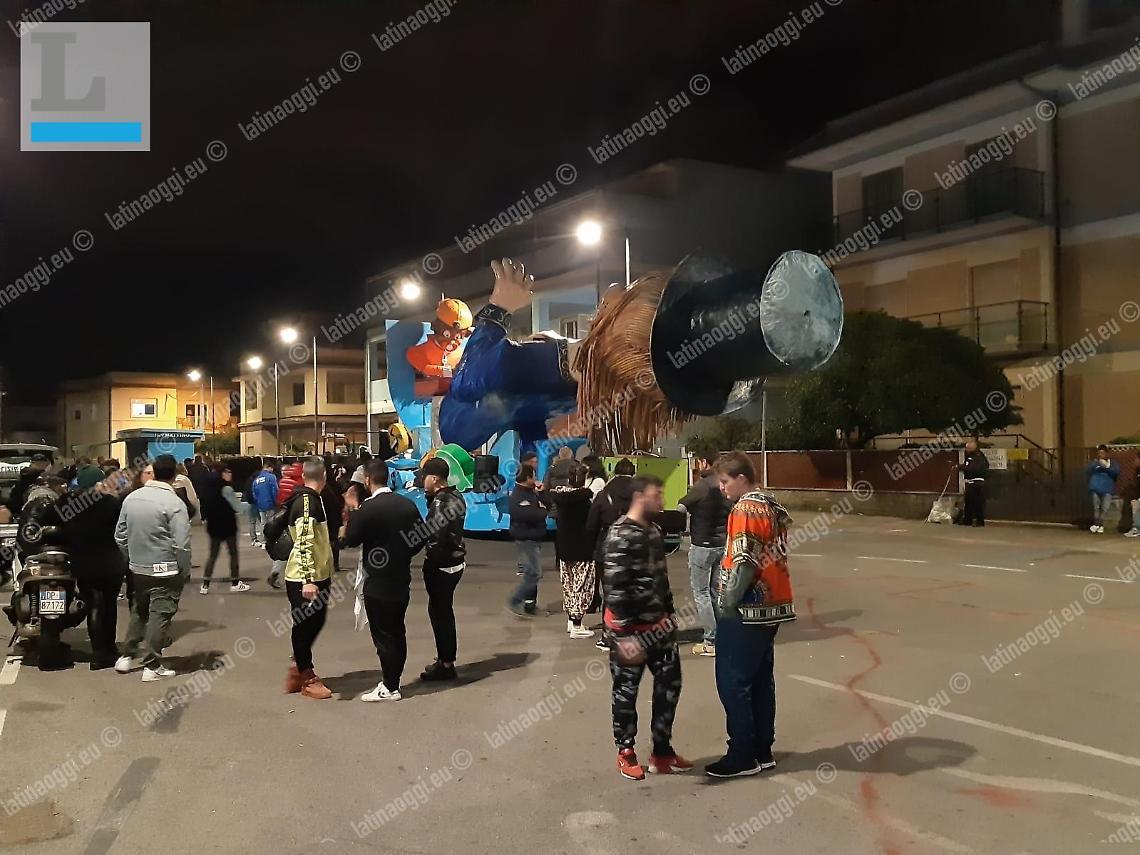 Cade dal carro: sta meglio l'operaio ferito durante la sfilata di Carnevale
