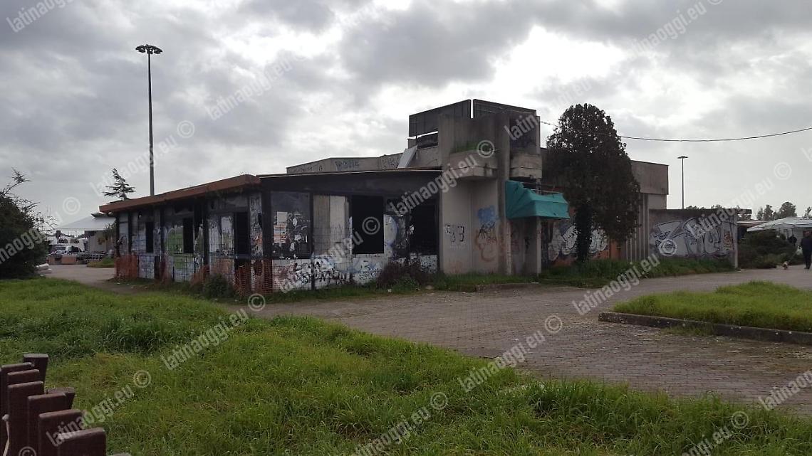 Aggredisce gli agenti per protestare contro le limitazioni anti covid19