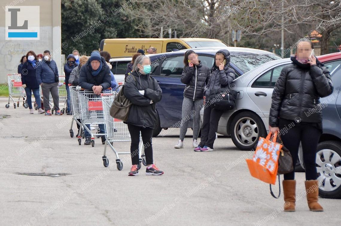 Supermercati a orario ridotto: è fila continua tutti i giorni