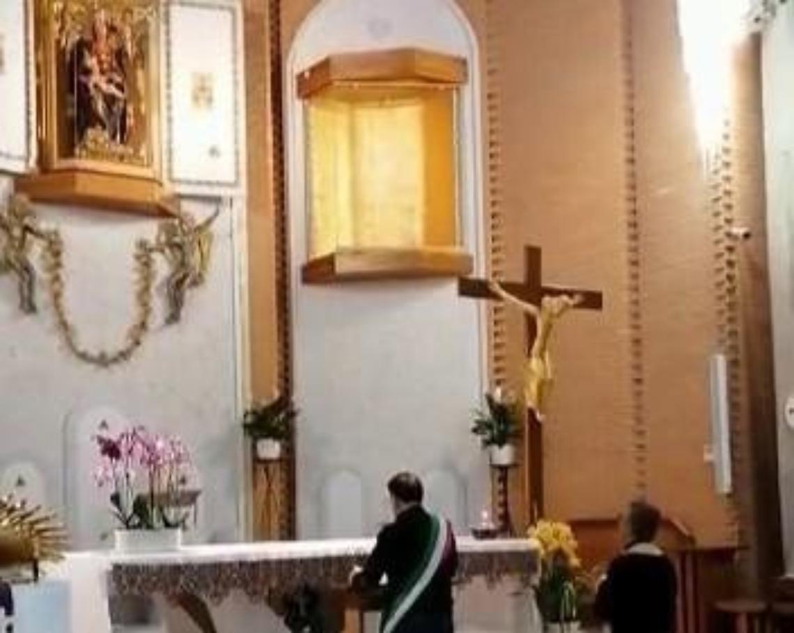 Coronavirus, il sindaco di Nettuno in ginocchio davanti alla Madonna per chiedere la fine della pandemia