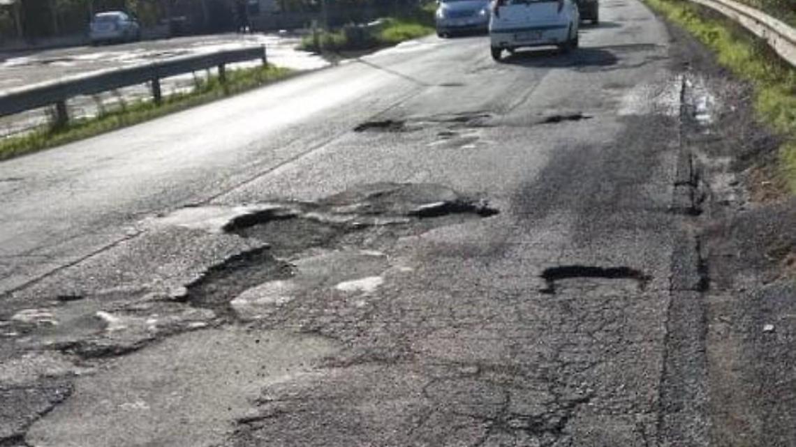 Buche in città, il Comune dà l'ok ai cittadini per chiuderle. Ecco dove