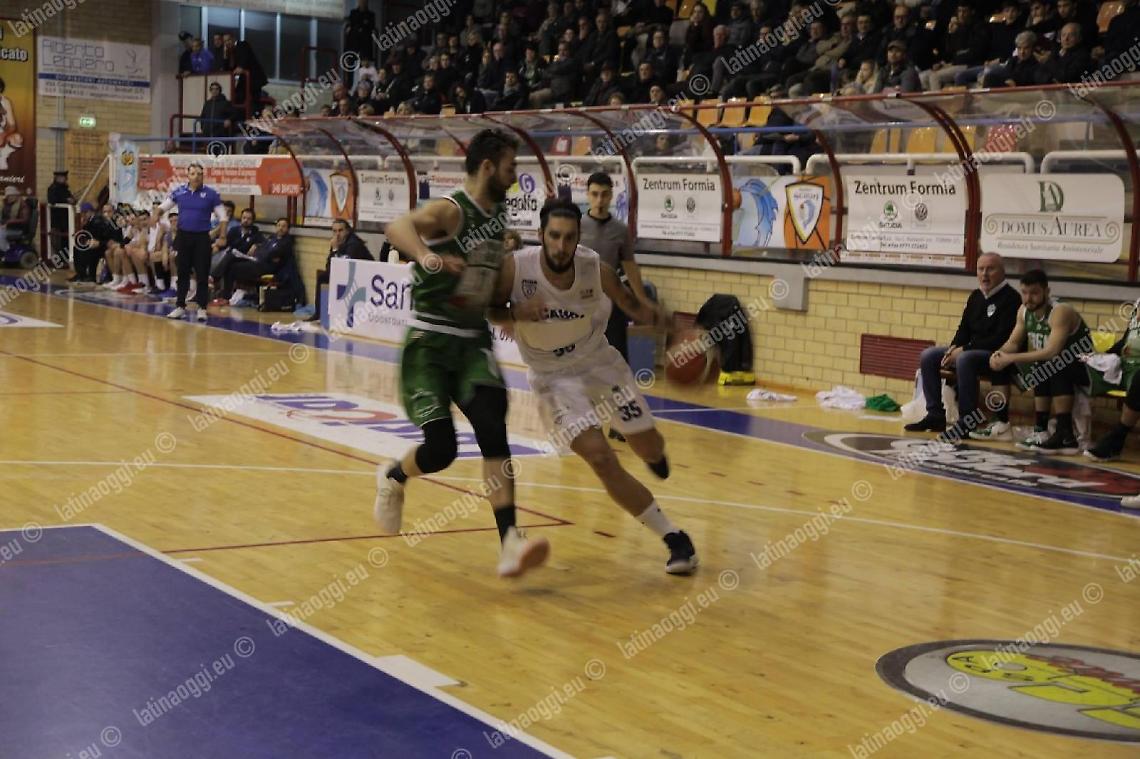 Coronavirus, primo stop: si ferma il basket regionale