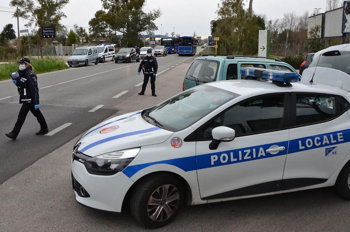 Pic-nic sul terrazzo: alcol, canti e balli. Arriva la polizia locale