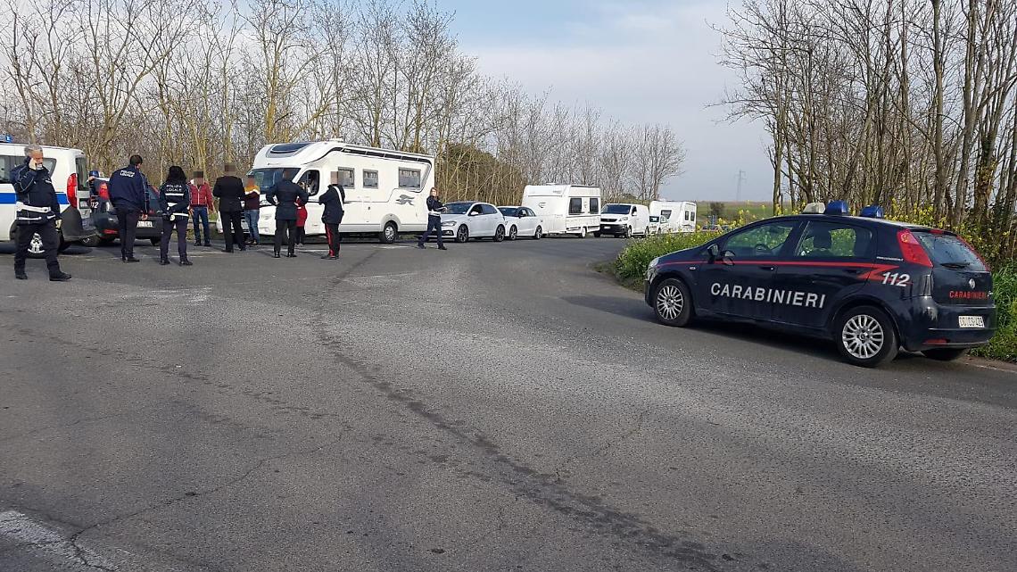 Coronavirus,  la polizia locale blocca una carovana di nomadi