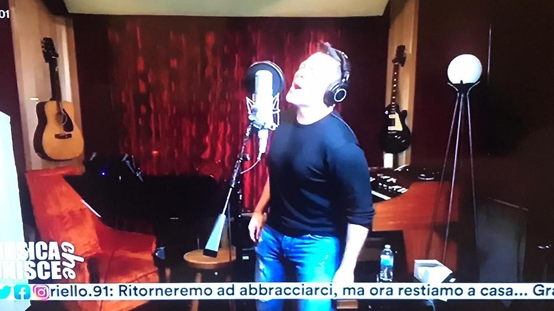 Coronavirus, Tiziano Ferro canta per la raccolta della Protezione Civile