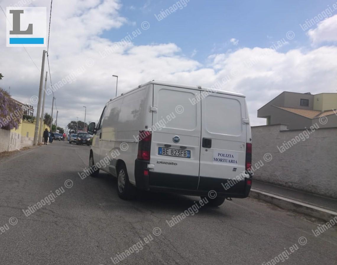 Tragedia in strada, un uomo che stava camminando si accascia e muore