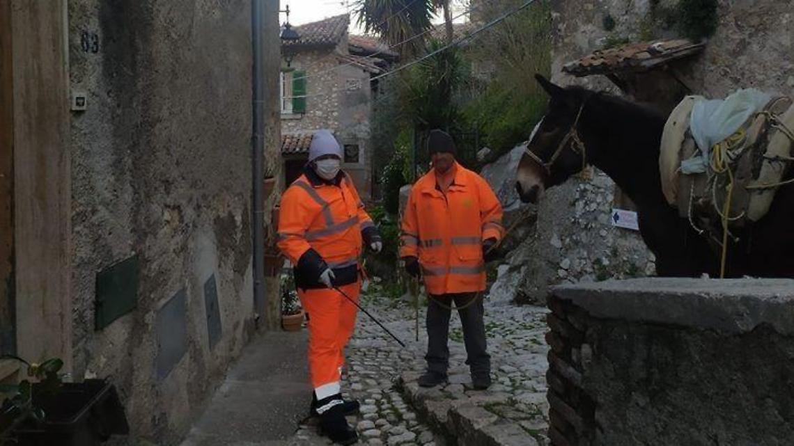 Coronavirus, ad Artena la sanificazione delle strade si fa a dorso di mulo