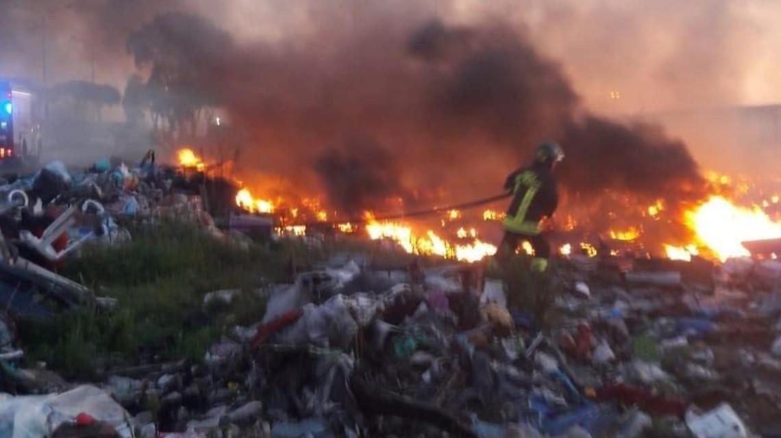 Il Coronavirus non ferma gli incendi: nuovo rogo di rifiuti nel campo rom