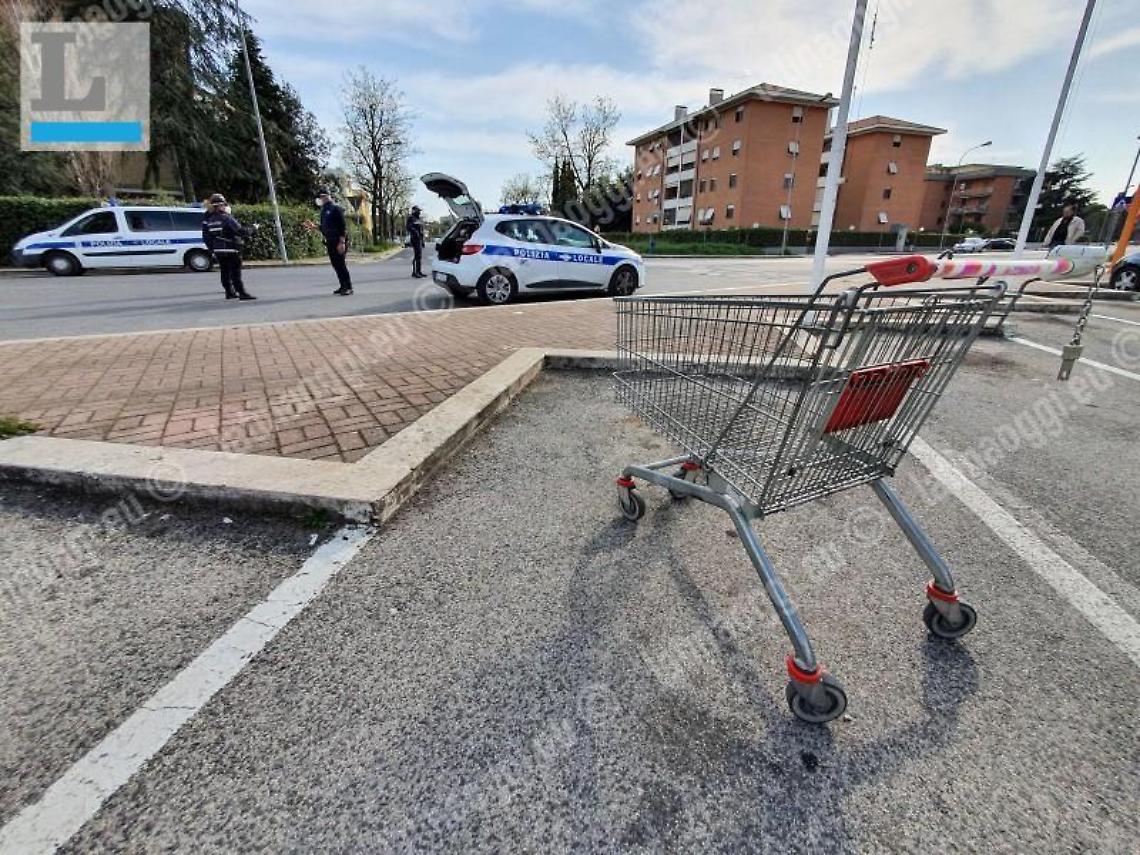 Escono per fare la spesa, ma i negozi sono chiusi: due anziani nei guai