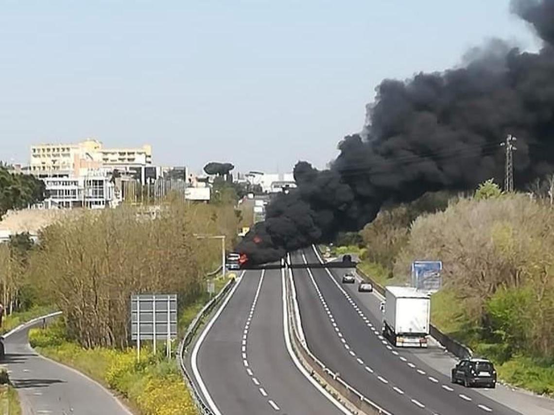 Autobus in fiamme sulla Pontina: strada chiusa per lo spegnimento