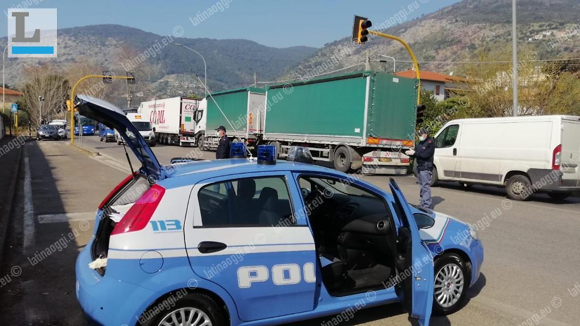 Forzano il posto di blocco a Fondi con l'auto piena di rame rubato