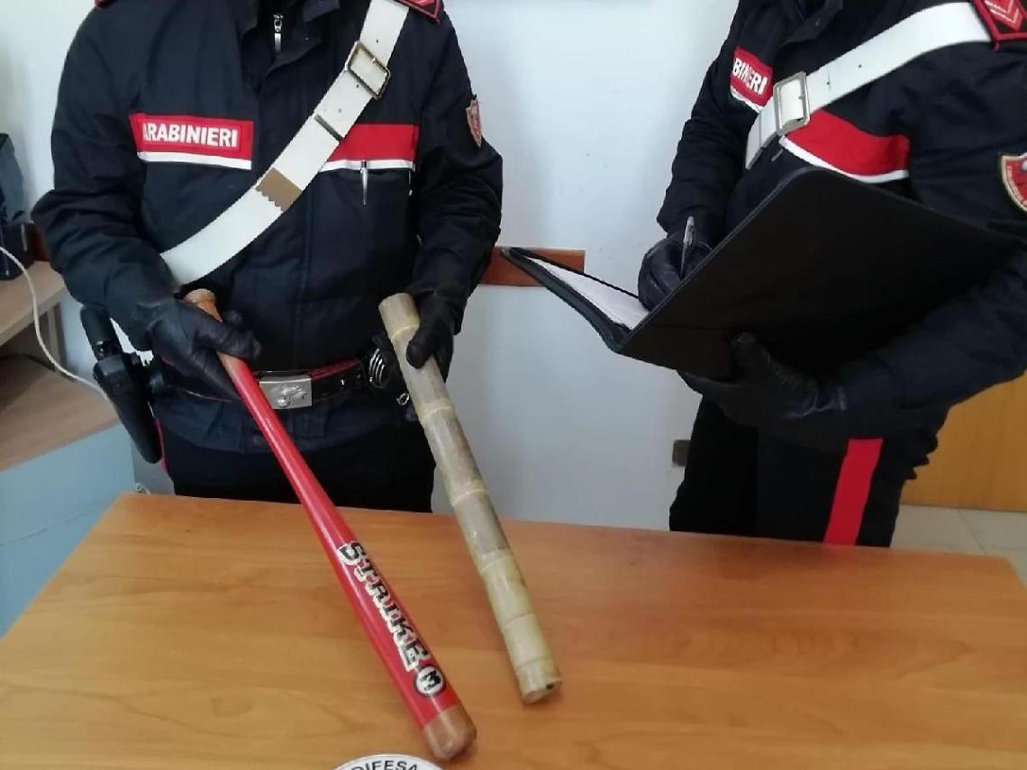 Alla guida con a bordo una mazza da baseball ed un bastone di bamboo: denunciato