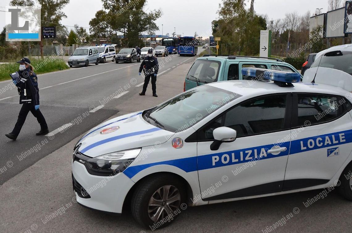 Rifiuta i controlli della polizia locale e aggredisce gli agenti