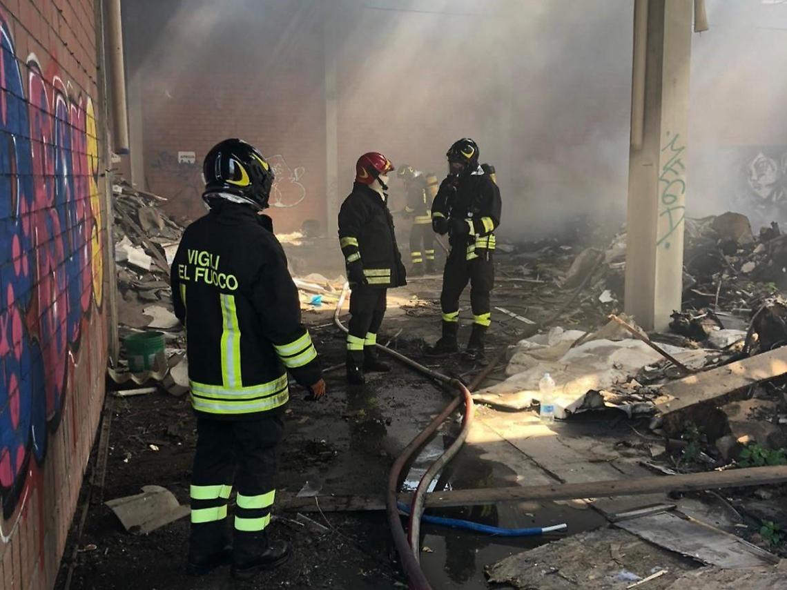 Incendio in periferia: intervento dei vigili del fuoco in un capannone