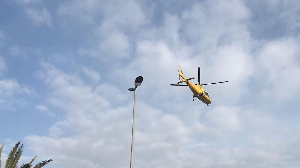 Cade dalla finestra di casa, giovane soccorso con l'eliambulanza