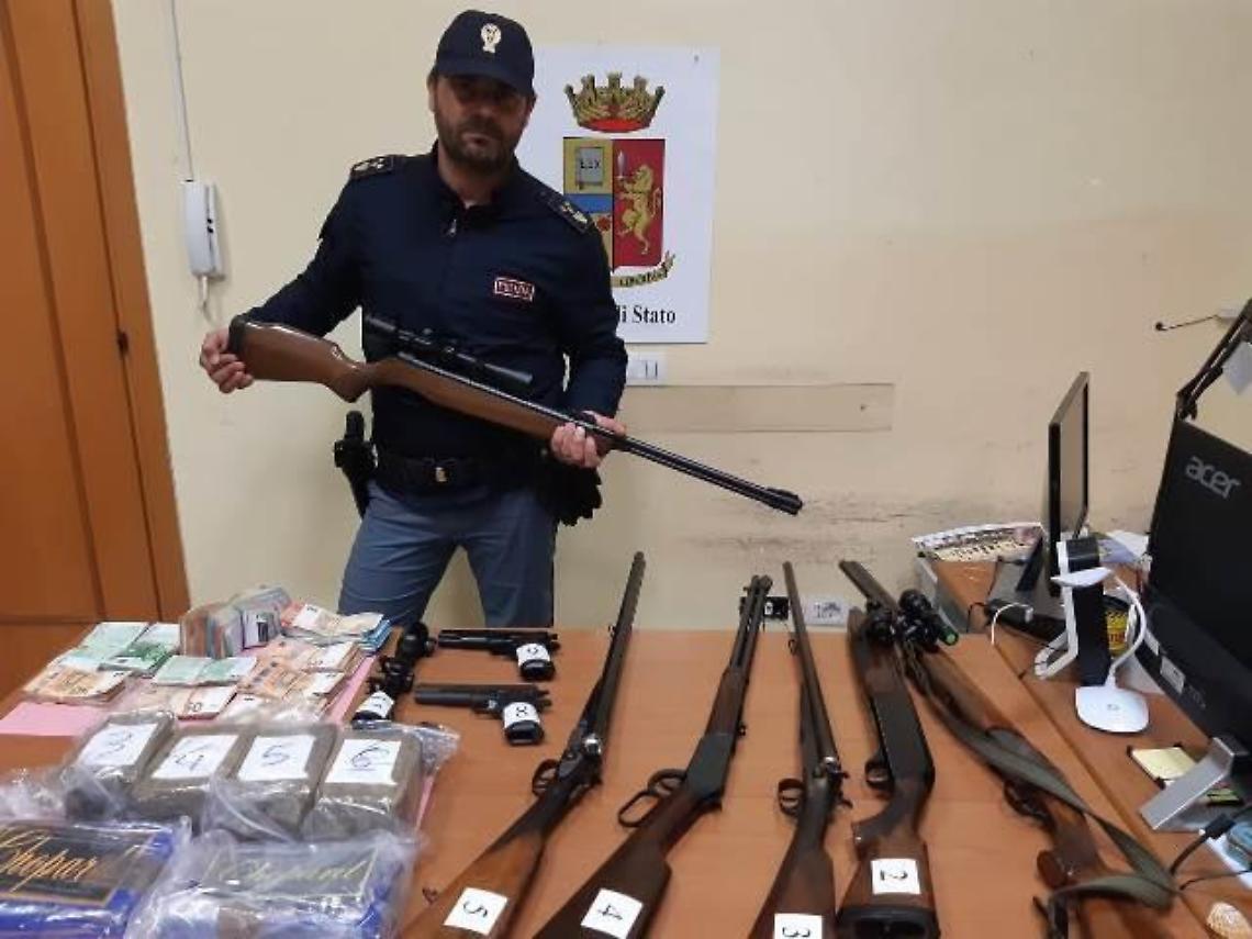 Arrestati con 7 kg di droga e armi: erano degli insospettabili