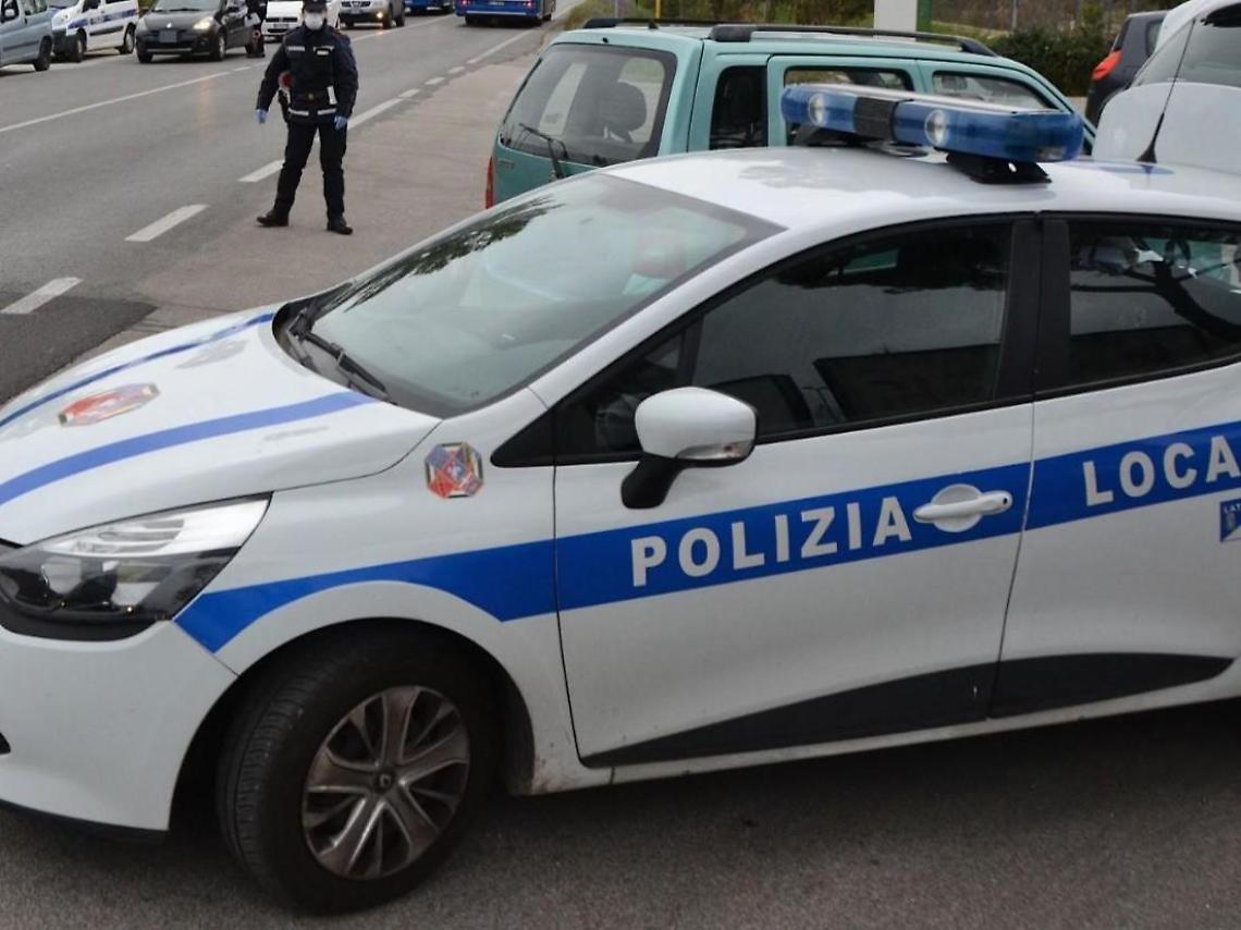 Prendevano il sole sul terrazzo aperto al pubblico: sanzionati