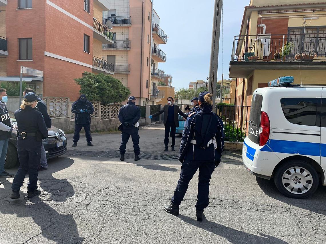 Positivo al covid 19, sindaco e polizia controllano tutto il palazzo