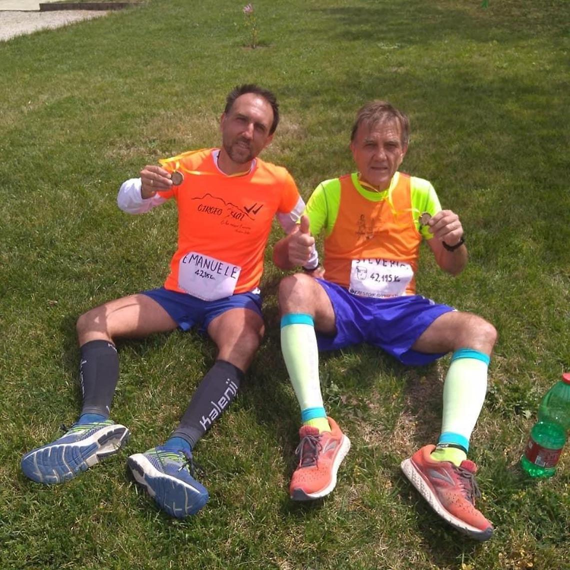 Coronavirus, impresa in quarantena: corrono una maratona nel cortile di casa