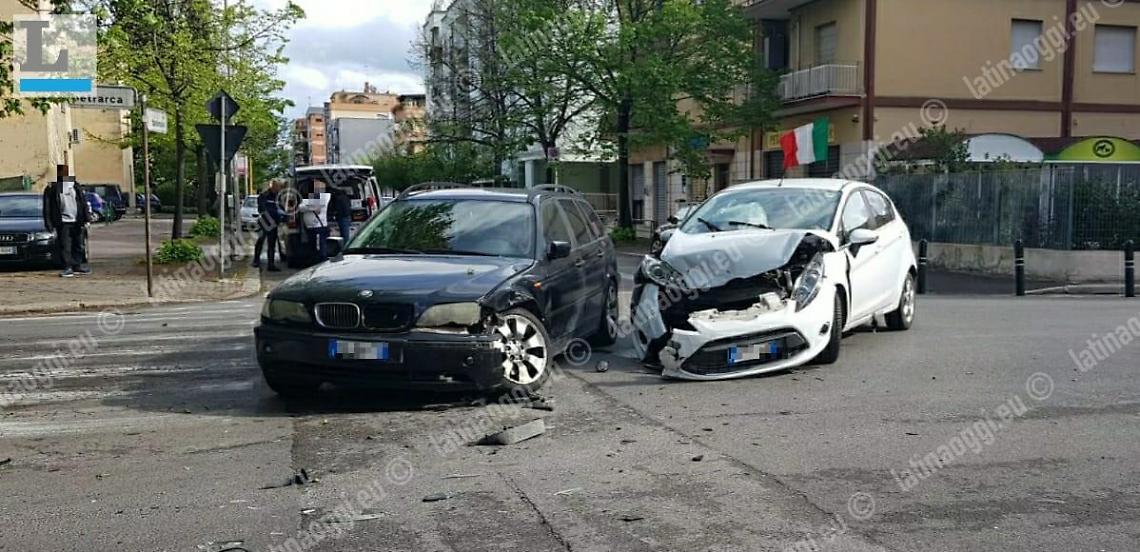 Distrazione alla guida, incidente tra due auto all'incrocio