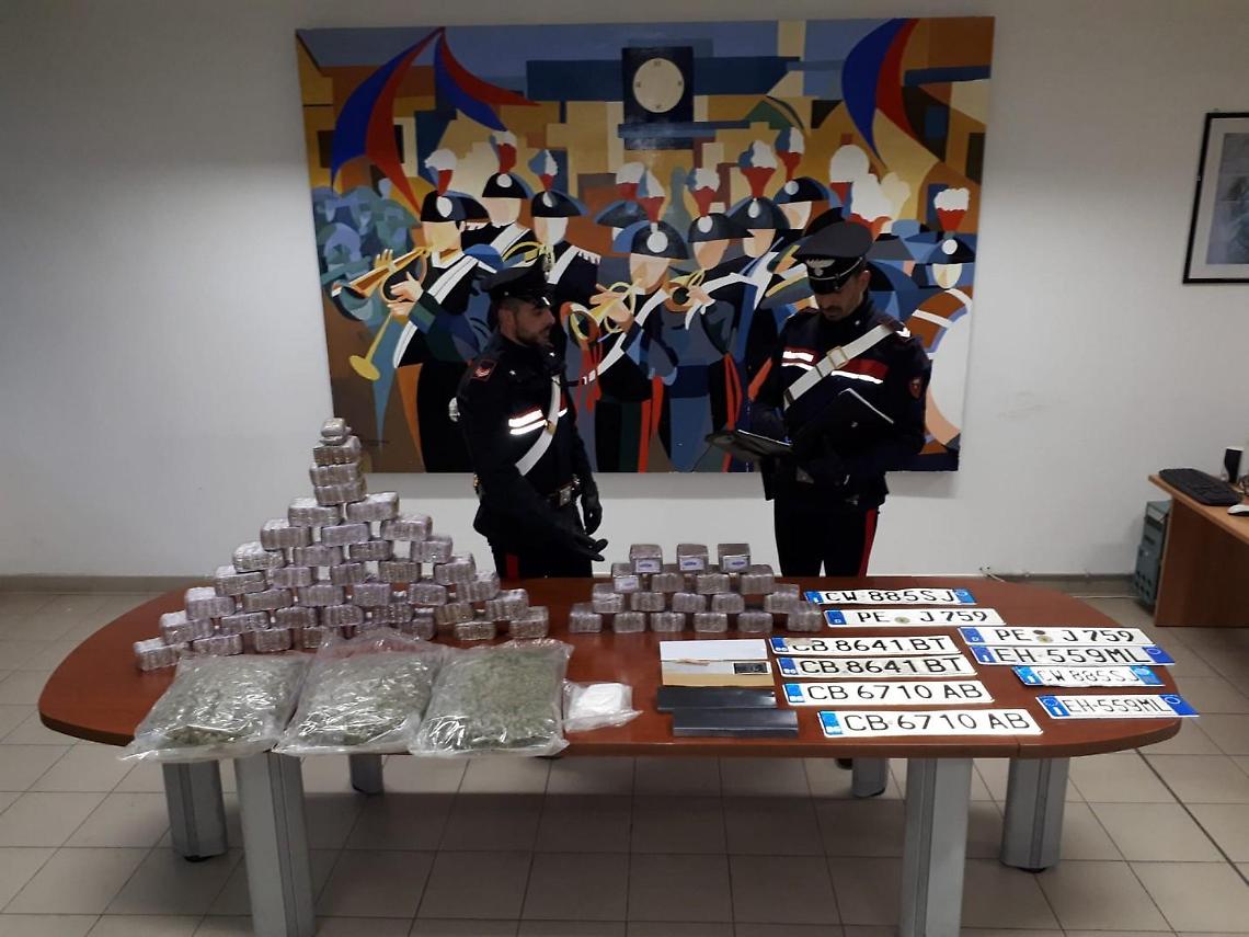 Trovato con 30 chili di hashish, 3 chili di marijuana e cinque etti di coca: arrestato