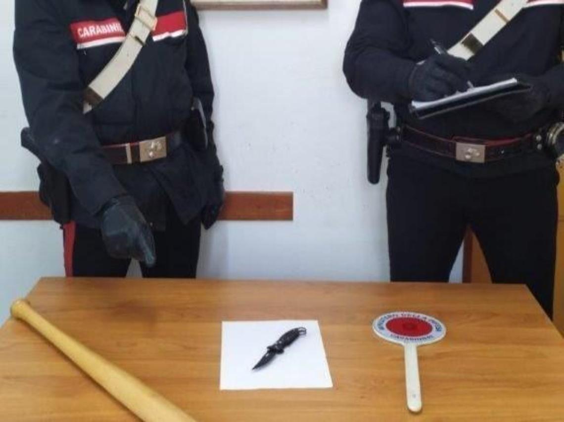 Girava in auto con un coltello ed una mazza da baseball: denunciato