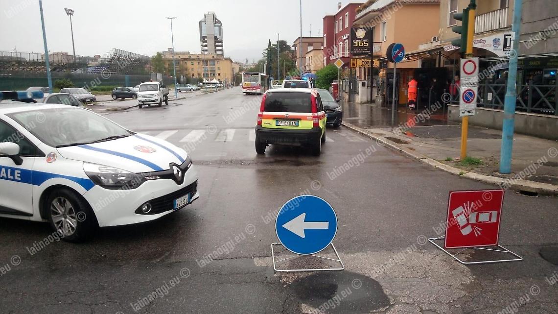 Auto del trasporto sangue si scontra con un pullman all'incrocio