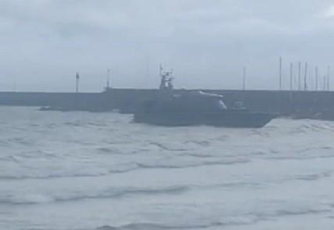 Insabbiata sulla costa una motovedetta della Guardia di Finanza