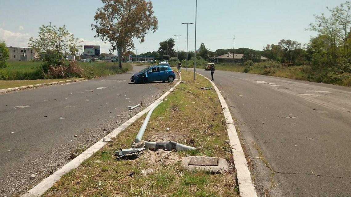Perde il controllo dell'auto e abbatte un palo, ferita una donna
