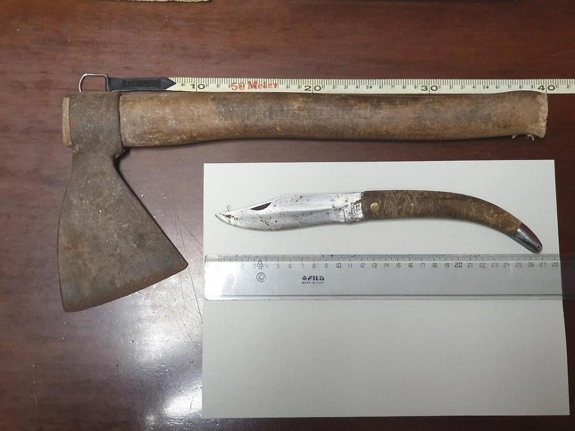 Minaccia di morte i vicini con un'ascia e un coltello: arrestato