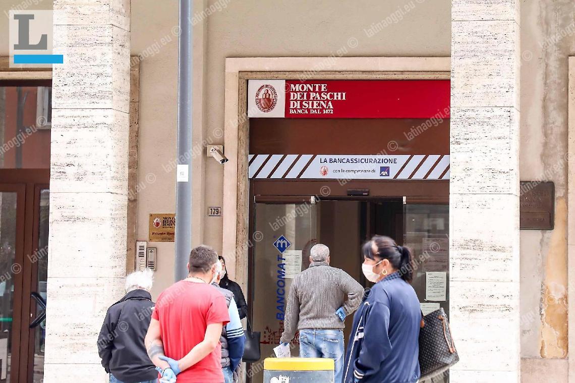 Coronavirus, la fila della speranza davanti alle banche
