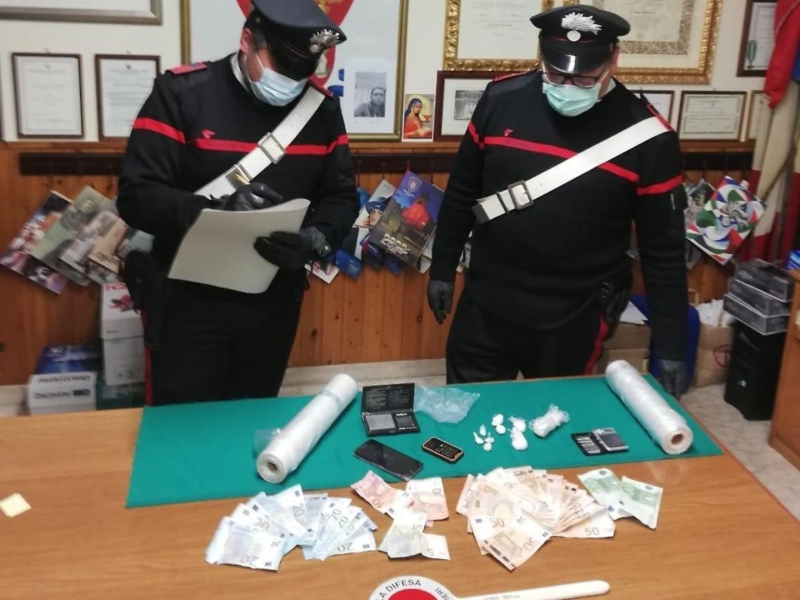 Sorpreso mentre spaccia cocaina: un 33enne finisce ai domiciliari
