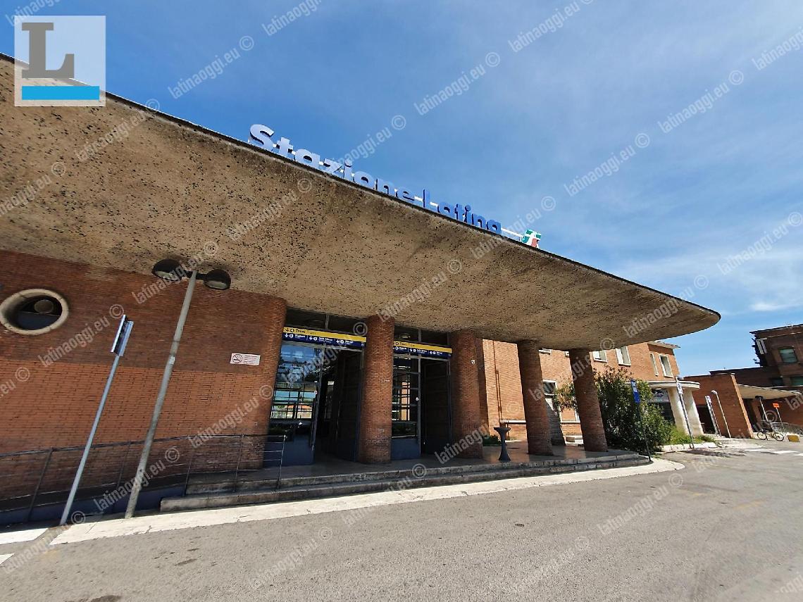 La stazione "sparita": treni vuoti e c'è soltanto un clochard