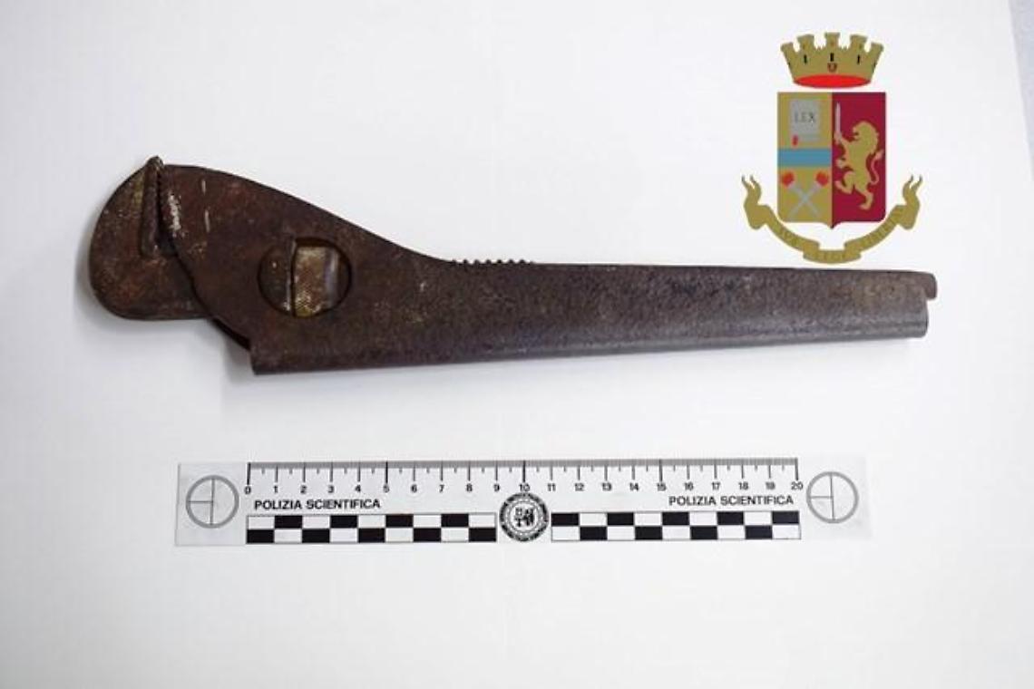 Minacce e violenze a madre e patrigno per  un appartamento: arrestato